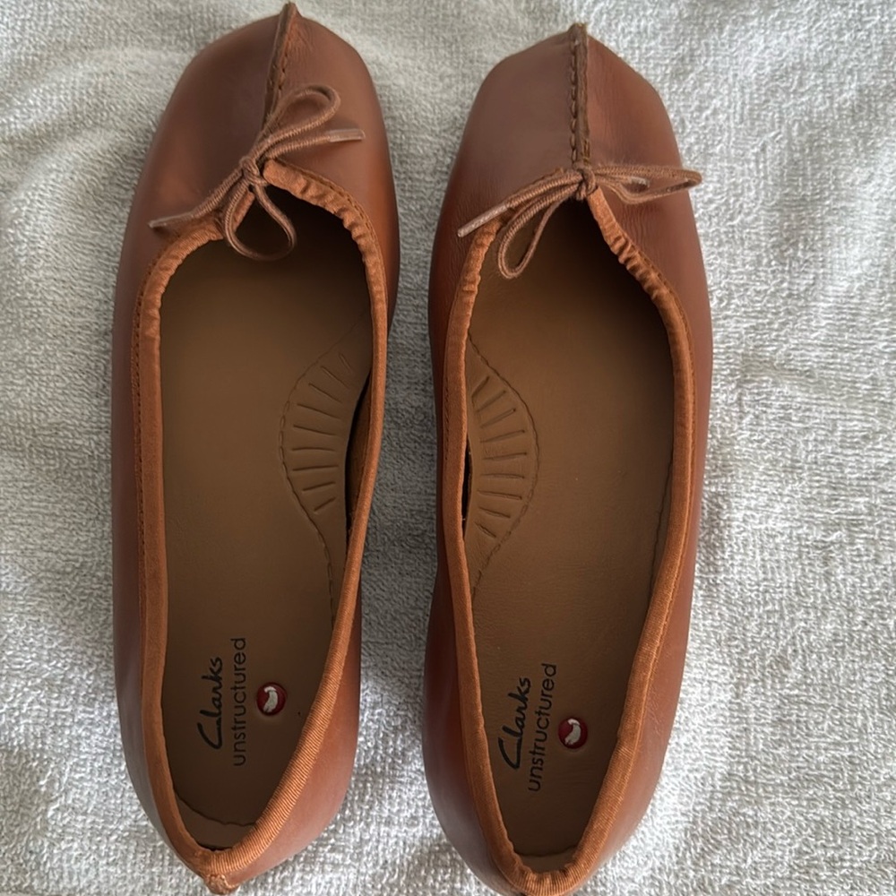 Clarks leather pumps